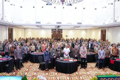 Direktur Enterprise & Business Service Telkom Veranita Yosephine, Direktur IT Digital Telkom Faizal Rochmad Djoemadi, serta Direktur Strategic Business Development & Portfolio Telkom Seno Soemadji dalam forum strategis Transformasi Digital BUMN yang diselenggarakan oleh Danantara Indonesia di Wisma Danantara, Jakarta, Senin (5/5). Foto: Telkom Indonesia