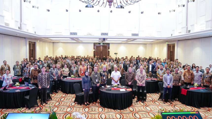 Direktur Enterprise & Business Service Telkom Veranita Yosephine, Direktur IT Digital Telkom Faizal Rochmad Djoemadi, serta Direktur Strategic Business Development & Portfolio Telkom Seno Soemadji dalam forum strategis Transformasi Digital BUMN yang diselenggarakan oleh Danantara Indonesia di Wisma Danantara, Jakarta, Senin (5/5). Foto: Telkom Indonesia