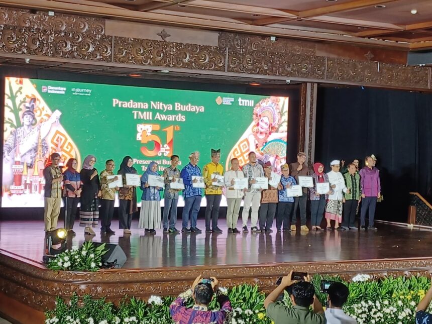 Sebanyak 13 anjungan menerima penghargaan dalam acara Pradana Nitya Budaya TMII 2026, yang digelar di TMII, Jumat (1/5/2026). Foto: Joesvicar Iqbal/ipol.id