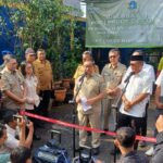 Gubernur DKI Jakarta, Pramono Anung, didampingi Wali Kota Jakarta Timur, Munjirin, Direktur Utama Perumda Pasar Jaya, Agus Himawan, meninjau tempat pengolahan sampah di Pasar Jaya Kramat Jati, Kecamatan Kramat Jati, Jakarta Timur, Senin (11/5/2026) pagi. Foto: Joesvicar Iqbal/ipol.id