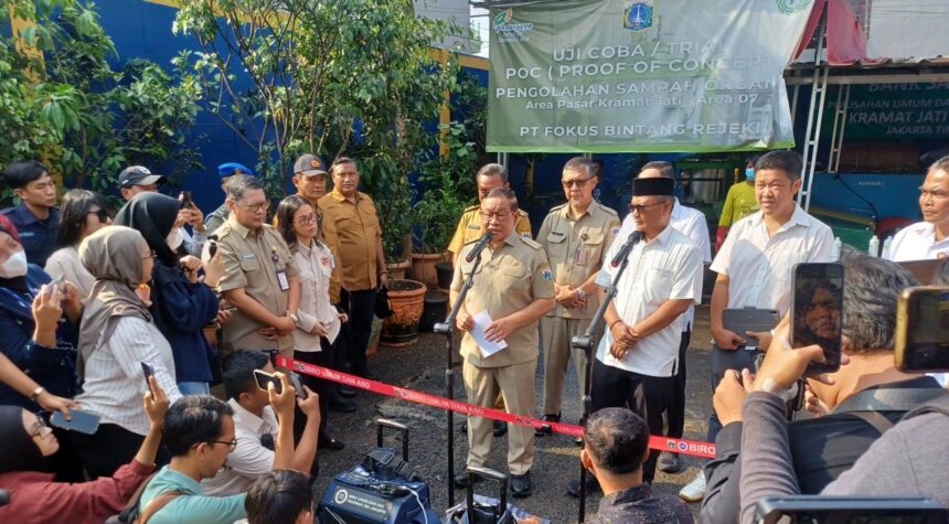 Gubernur DKI Jakarta, Pramono Anung, didampingi Wali Kota Jakarta Timur, Munjirin, Direktur Utama Perumda Pasar Jaya, Agus Himawan, meninjau tempat pengolahan sampah di Pasar Jaya Kramat Jati, Kecamatan Kramat Jati, Jakarta Timur, Senin (11/5/2026) pagi. Foto: Joesvicar Iqbal/ipol.id