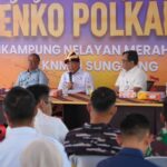 Menko Polkam), Jenderal TNI (Purn) Djamari Chaniago, saat berdialog dengan masyarakat KNMP Sungsang, Kabupaten Banyuasin, Sumatera Selatan pada Kamis (6/5/2026). Foto: Humas Kemenko Polkam