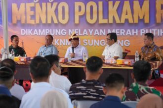 Menko Polkam), Jenderal TNI (Purn) Djamari Chaniago, saat berdialog dengan masyarakat KNMP Sungsang, Kabupaten Banyuasin, Sumatera Selatan pada Kamis (6/5/2026). Foto: Humas Kemenko Polkam