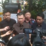 Ketua Pansus Tata Kelola Perparkiran DPRD DKI Jakarta, Jupiter saat di lokasi penyegelan. Foto: Sofian/ipol.id
