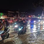 Genangan di trafficklight Hek di Jalan Raya Bogor, Kramat Jati, Jakarta Timur, Senin (4/5/2026). Foto: Joesvicar Iqbal/ipol.id