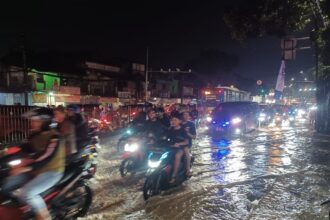 Genangan di trafficklight Hek di Jalan Raya Bogor, Kramat Jati, Jakarta Timur, Senin (4/5/2026). Foto: Joesvicar Iqbal/ipol.id