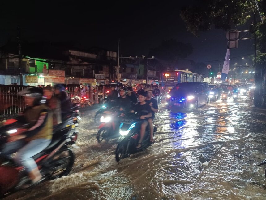 Genangan di trafficklight Hek di Jalan Raya Bogor, Kramat Jati, Jakarta Timur, Senin (4/5/2026). Foto: Joesvicar Iqbal/ipol.id