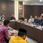 Warga Jalan Kwini 08, Kecamatan Senen, Jakarta Pusat saat melakukan audiens dengan Fraksi PDIP DPRD DKI. Foto: Sofian/ipol.id