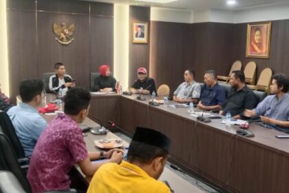 Warga Jalan Kwini 08, Kecamatan Senen, Jakarta Pusat saat melakukan audiens dengan Fraksi PDIP DPRD DKI. Foto: Sofian/ipol.id