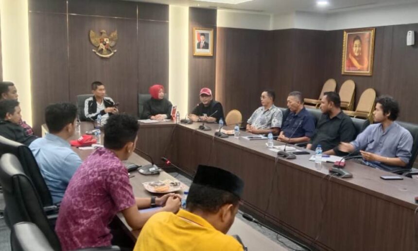 Warga Jalan Kwini 08, Kecamatan Senen, Jakarta Pusat saat melakukan audiens dengan Fraksi PDIP DPRD DKI. Foto: Sofian/ipol.id