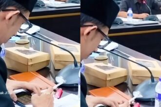 Anggota DPRD Jember terekam kamera diduga merokok sekaligus bermain game di tengah rapat pembahasan stunting. Foto: Tangkapan layar Instagram @pak_jitu