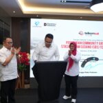(kiri ke kanan) Plt. CEO Telkomsat Rizal Ahmad Fauzi, Wakil Menteri Komunikasi dan Digital Republik Indonesia Angga Raka Prabowo dan Direktur Utama Telkom Dian Siswarini meresmikan Community Gateway Wamena di Stasiun Bumi Sedang (SBS), Papua, Jumat (8/5). Foto: Telkom Indonesia
