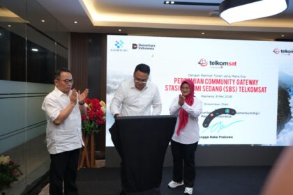 (kiri ke kanan) Plt. CEO Telkomsat Rizal Ahmad Fauzi, Wakil Menteri Komunikasi dan Digital Republik Indonesia Angga Raka Prabowo dan Direktur Utama Telkom Dian Siswarini meresmikan Community Gateway Wamena di Stasiun Bumi Sedang (SBS), Papua, Jumat (8/5). Foto: Telkom Indonesia