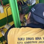 Satgas Kuning melakukan pemasangan komponen listrik pada panel induk yang sebelumnya dicuri di Jalan Laksamana Malahayati, Cipinang Muara, Jatinegara, Jakarta Timur, Kamis (7/5/2026). Foto: Ist