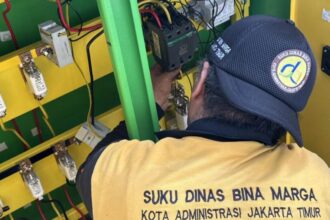 Satgas Kuning melakukan pemasangan komponen listrik pada panel induk yang sebelumnya dicuri di Jalan Laksamana Malahayati, Cipinang Muara, Jatinegara, Jakarta Timur, Kamis (7/5/2026). Foto: Ist