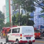 Kebakaran di Gedung Pusat Pelayanan Jantung Terpadu (PPJT) RSUD dr Soetomo Surabaya, Jumat pagi (15/5/2026). Foto: TikTok @mendy
