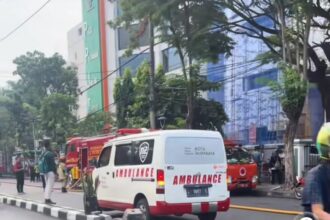 Kebakaran di Gedung Pusat Pelayanan Jantung Terpadu (PPJT) RSUD dr Soetomo Surabaya, Jumat pagi (15/5/2026). Foto: TikTok @mendy