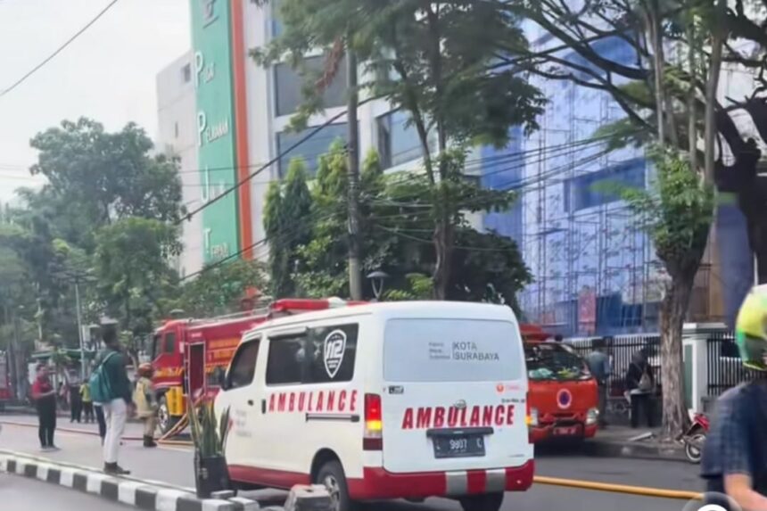 Kebakaran di Gedung Pusat Pelayanan Jantung Terpadu (PPJT) RSUD dr Soetomo Surabaya, Jumat pagi (15/5/2026). Foto: TikTok @mendy