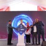 (kiri ke kanan) Gubernur Kepala Daerah Papua yang diwakili oleh L. Christian Sohilait, Wakil Menteri Komunikasi dan Digital RI Angga Raka Prabowo, Direktur Utama Telkom Dian Siswarini, Wakil Konsulat Papua Nugini di Jayapura Leon Galemo, dan CEO PNG DataCo Paul Komboi meresmikan kabel laut lintas batas pertama yang menghubungkan Indonesia dan Papua Nugini guna memperkuat konektivitas digital di Kawasan Timur Indonesia serta membuka koridor digital baru menuju Asia-Pasifik, Jumat (8/5). Foto: Telkom Indonesia