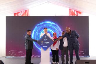 (kiri ke kanan) Gubernur Kepala Daerah Papua yang diwakili oleh L. Christian Sohilait, Wakil Menteri Komunikasi dan Digital RI Angga Raka Prabowo, Direktur Utama Telkom Dian Siswarini, Wakil Konsulat Papua Nugini di Jayapura Leon Galemo, dan CEO PNG DataCo Paul Komboi meresmikan kabel laut lintas batas pertama yang menghubungkan Indonesia dan Papua Nugini guna memperkuat konektivitas digital di Kawasan Timur Indonesia serta membuka koridor digital baru menuju Asia-Pasifik, Jumat (8/5). Foto: Telkom Indonesia