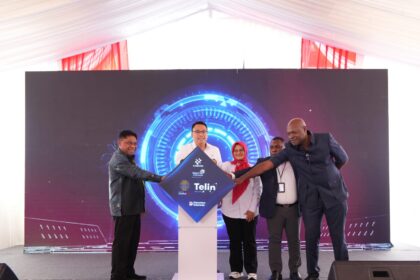 (kiri ke kanan) Gubernur Kepala Daerah Papua yang diwakili oleh L. Christian Sohilait, Wakil Menteri Komunikasi dan Digital RI Angga Raka Prabowo, Direktur Utama Telkom Dian Siswarini, Wakil Konsulat Papua Nugini di Jayapura Leon Galemo, dan CEO PNG DataCo Paul Komboi meresmikan kabel laut lintas batas pertama yang menghubungkan Indonesia dan Papua Nugini guna memperkuat konektivitas digital di Kawasan Timur Indonesia serta membuka koridor digital baru menuju Asia-Pasifik, Jumat (8/5). Foto: Telkom Indonesia