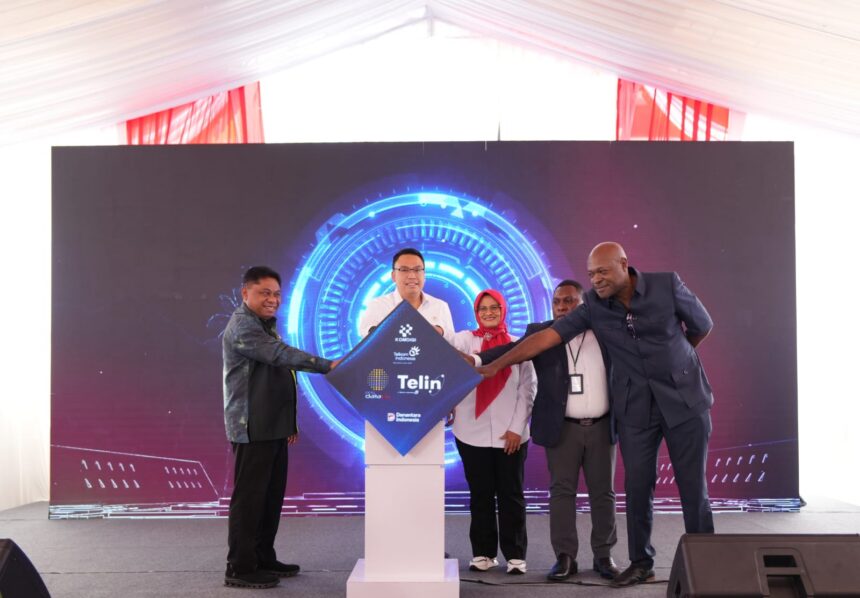 (kiri ke kanan) Gubernur Kepala Daerah Papua yang diwakili oleh L. Christian Sohilait, Wakil Menteri Komunikasi dan Digital RI Angga Raka Prabowo, Direktur Utama Telkom Dian Siswarini, Wakil Konsulat Papua Nugini di Jayapura Leon Galemo, dan CEO PNG DataCo Paul Komboi meresmikan kabel laut lintas batas pertama yang menghubungkan Indonesia dan Papua Nugini guna memperkuat konektivitas digital di Kawasan Timur Indonesia serta membuka koridor digital baru menuju Asia-Pasifik, Jumat (8/5). Foto: Telkom Indonesia