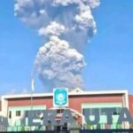 Asap putih kelabu dari aktivitas erupsi Gunung Dukono membumbung tinggi ke angkasa terlihat dari depan Kantor Bupati Halmahera Utara, Kawasan Pemerintahan, Gamsungi, Kecamatan Tobelo, Kabupaten Halmahera Utara, Maluku Utara, Jumat (8/5/2026). Foto: Ist
