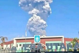 Asap putih kelabu dari aktivitas erupsi Gunung Dukono membumbung tinggi ke angkasa terlihat dari depan Kantor Bupati Halmahera Utara, Kawasan Pemerintahan, Gamsungi, Kecamatan Tobelo, Kabupaten Halmahera Utara, Maluku Utara, Jumat (8/5/2026). Foto: Ist