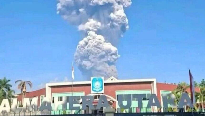 Asap putih kelabu dari aktivitas erupsi Gunung Dukono membumbung tinggi ke angkasa terlihat dari depan Kantor Bupati Halmahera Utara, Kawasan Pemerintahan, Gamsungi, Kecamatan Tobelo, Kabupaten Halmahera Utara, Maluku Utara, Jumat (8/5/2026). Foto: Ist