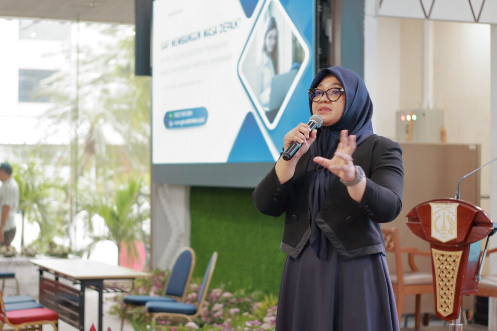CEO PT Garuda Tri Eka, Putri Husna saat presentasi di acara Business Matching Batch ke-30 2026 di Balaikota DKI Jakarta. (ipol.id/Alidrian Fahwi).