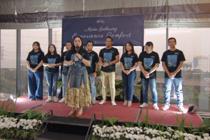 General Manager Vasaka Hotel Jakarta, Nancy Fenyapwain besama jajaran manajemen. (ipol.id/Alidrian Fahwi).
