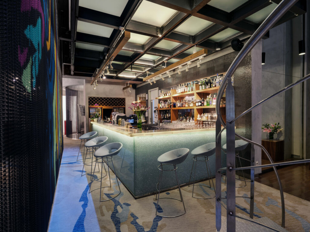 Dari Western Hingga Asia, Nikmati Eksplorasi Rasa di BUNK Lounge & Bar 2 BUNK Lounge & Bar, social hub dinamis di dalam hotel yang menghadirkan pengalaman lifestyle modern. (istimewa/dok. Pullman Jakarta Central Park).