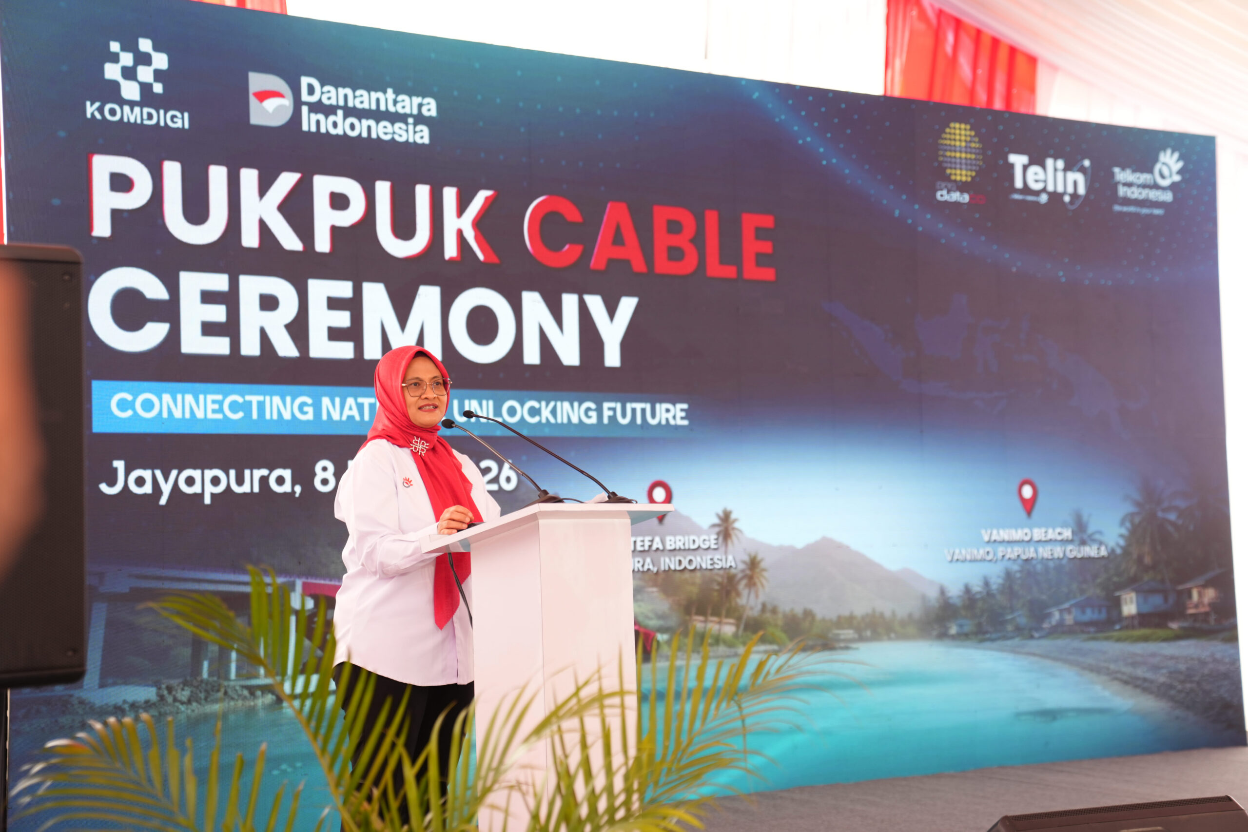 Direktur Utama Telkom, Dian Siswarini, memberikan sambutan dalam peresmian Sistem Kabel Laut Pukpuk (Puk-Puk 1) hasil kolaborasi dengan PNG DataCo di Telkom Witel Jayapura, Papua, Jumat (8/5). Foto: Telkom Indonesia