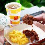 Pembaruan Paket HeBat menghadirkan pilihan menu yang lebih beragam, mulai dari Bubur Ayam McD, Beef Burger Deluxe, McSpaghetti Ayam McD, Nasi Uduk McD, hingga Korean Soy Garlic Wings, yang siap menjadi solusi bersantap yang praktis, terjangkau, dan bisa dinikmati di berbagai momen tanpa perlu kompromi. (istimewa/dok. McDonald’s Indonesia).