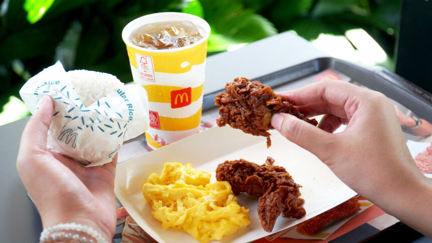 Pembaruan Paket HeBat menghadirkan pilihan menu yang lebih beragam, mulai dari Bubur Ayam McD, Beef Burger Deluxe, McSpaghetti Ayam McD, Nasi Uduk McD, hingga Korean Soy Garlic Wings, yang siap menjadi solusi bersantap yang praktis, terjangkau, dan bisa dinikmati di berbagai momen tanpa perlu kompromi. (istimewa/dok. McDonald’s Indonesia).