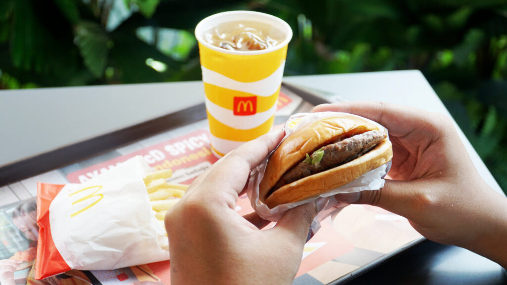 Pembaruan Paket HeBat menghadirkan pilihan menu yang lebih beragam, mulai dari Bubur Ayam McD, Beef Burger Deluxe, McSpaghetti Ayam McD, Nasi Uduk McD, hingga Korean Soy Garlic Wings, yang siap menjadi solusi bersantap yang praktis, terjangkau, dan bisa dinikmati di berbagai momen tanpa perlu kompromi. (istimewa/dok. McDonald’s Indonesia).