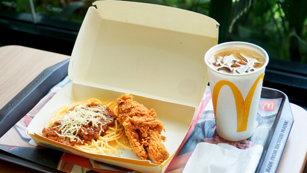 Pembaruan Paket HeBat menghadirkan pilihan menu yang lebih beragam, mulai dari Bubur Ayam McD, Beef Burger Deluxe, McSpaghetti Ayam McD, Nasi Uduk McD, hingga Korean Soy Garlic Wings, yang siap menjadi solusi bersantap yang praktis, terjangkau, dan bisa dinikmati di berbagai momen tanpa perlu kompromi. (istimewa/dok. McDonald’s Indonesia).