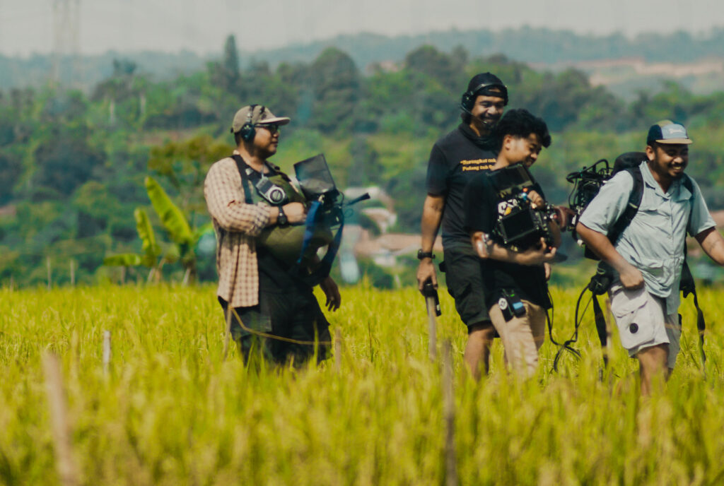 Sebagai sutradara, Dimas Djayadiningrat mengungkapkan bahwa kekuatan film pendek ini justru lahir dari momen yang tidak direncanakan, membiarkan realitas berbicara, dan menangkap apa yang ditemukan sepanjang proses syuting berlangsung. (istimewa/dok. McDonald’s Indonesia).