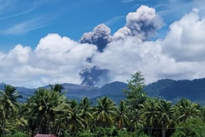 Gunung Dukono kembali erupsi, Rabu (13/5/2026). Foto PVMBG