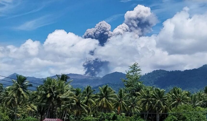 Gunung Dukono kembali erupsi, Rabu (13/5/2026). Foto PVMBG