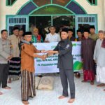 Pegadaian Rasanae menyalurkan bantuan kepada Masjid Uswatun Hasanah yang berlokasi di Nipa, Kecamatan Ambalawi, Kabupaten Bima. Foto: Dok Pegadaian