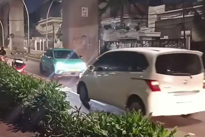 Taksi lawan arus di depan RSPP. Foto: Tangkap layar IG @karyamilitan