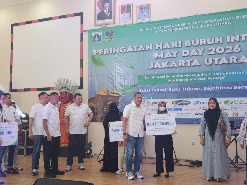 Peringatan Hari Buruh Internasional atau May Day 2026 di Jakarta Utara, Sabtu (2/5/2026), diwarnai kegiatan penyaluran bantuan sembako, penyerahan simbolis manfaat program BPJS Ketenagakerjaan serta penguatan komitmen perlindungan pekerja di wilayah tersebut. Foto: Dok BPJS Ketenagakerjaan