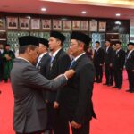 Menteri Energi dan Sumber Daya Mineral, Bahlil Lahadalia (kiri) menyematkan Satyalancana Pembangunan kepada Executive Vice President Manajemen Risiko Strategis, Regulasi, dan Kebijakan PLN, Tonny Bellamy (kanan) sebagai salah satu pegawai PLN penerima penghargaan di Kantor Kementerian ESDM, Jakarta (6/5). Total delapan Pegawai PLN Group menerima Satyalancana Pembangunan dan Satyalancana Wira Karya yang dianugerahkan oleh Presiden Republik Indonesia. Foto: PLN
