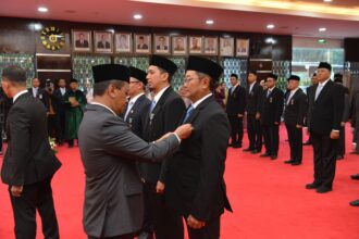 Menteri Energi dan Sumber Daya Mineral, Bahlil Lahadalia (kiri) menyematkan Satyalancana Pembangunan kepada Executive Vice President Manajemen Risiko Strategis, Regulasi, dan Kebijakan PLN, Tonny Bellamy (kanan) sebagai salah satu pegawai PLN penerima penghargaan di Kantor Kementerian ESDM, Jakarta (6/5). Total delapan Pegawai PLN Group menerima Satyalancana Pembangunan dan Satyalancana Wira Karya yang dianugerahkan oleh Presiden Republik Indonesia. Foto: PLN