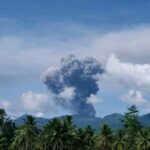 Kolom abu berwarna putih kelabu kehitaman dari erupsi gunung api Dukono terlihat dari Pos Pengamatan Gunung Api Dukono di Desa Mamuya, Kecamatan Galela, Halmahera Utara, Maluku Utara, Sabtu (9/5/2026) pukul 09.23 WIT. Foto: dok. Pos PGA Dukono