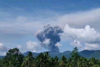 Kolom abu berwarna putih kelabu kehitaman dari erupsi gunung api Dukono terlihat dari Pos Pengamatan Gunung Api Dukono di Desa Mamuya, Kecamatan Galela, Halmahera Utara, Maluku Utara, Sabtu (9/5/2026) pukul 09.23 WIT. Foto: dok. Pos PGA Dukono