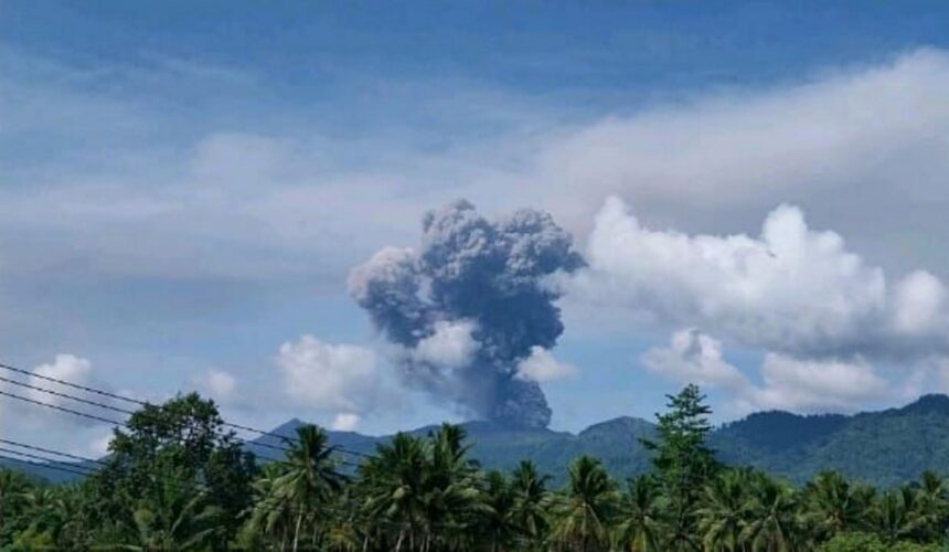 Kolom abu berwarna putih kelabu kehitaman dari erupsi gunung api Dukono terlihat dari Pos Pengamatan Gunung Api Dukono di Desa Mamuya, Kecamatan Galela, Halmahera Utara, Maluku Utara, Sabtu (9/5/2026) pukul 09.23 WIT. Foto: dok. Pos PGA Dukono