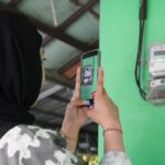 Ilustrasi pelanggan tengah memanfaatkan fitur SwaCAM di aplikasi PLN Mobile untuk mencatat _stand_ meter listrik secara mandiri pada tanggal 23 hingga 27 setiap bulannya. Fitur ini memudahkan pelanggan pascabayar dalam memantau pemakaian listrik dan memperkirakan tagihan dengan lebih jelas. Foto: PLN