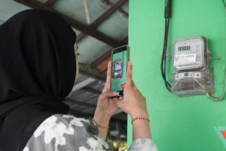 Ilustrasi pelanggan tengah memanfaatkan fitur SwaCAM di aplikasi PLN Mobile untuk mencatat _stand_ meter listrik secara mandiri pada tanggal 23 hingga 27 setiap bulannya. Fitur ini memudahkan pelanggan pascabayar dalam memantau pemakaian listrik dan memperkirakan tagihan dengan lebih jelas. Foto: PLN